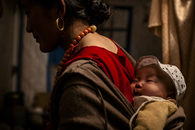 MÃ£e com bebÃª. Yushu – Qinghai