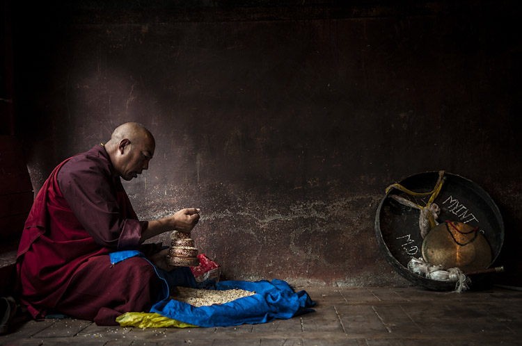 Monge budista em momento de oraÃ§Ã£o. Yushu - Qinghai